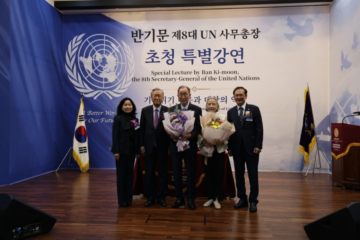 반기문(가운데) 전 유엔 사무총장이 6일 특별강연을 위해 강동대를 방문, 기념사진을 찍고 있다. 강동대 제공.