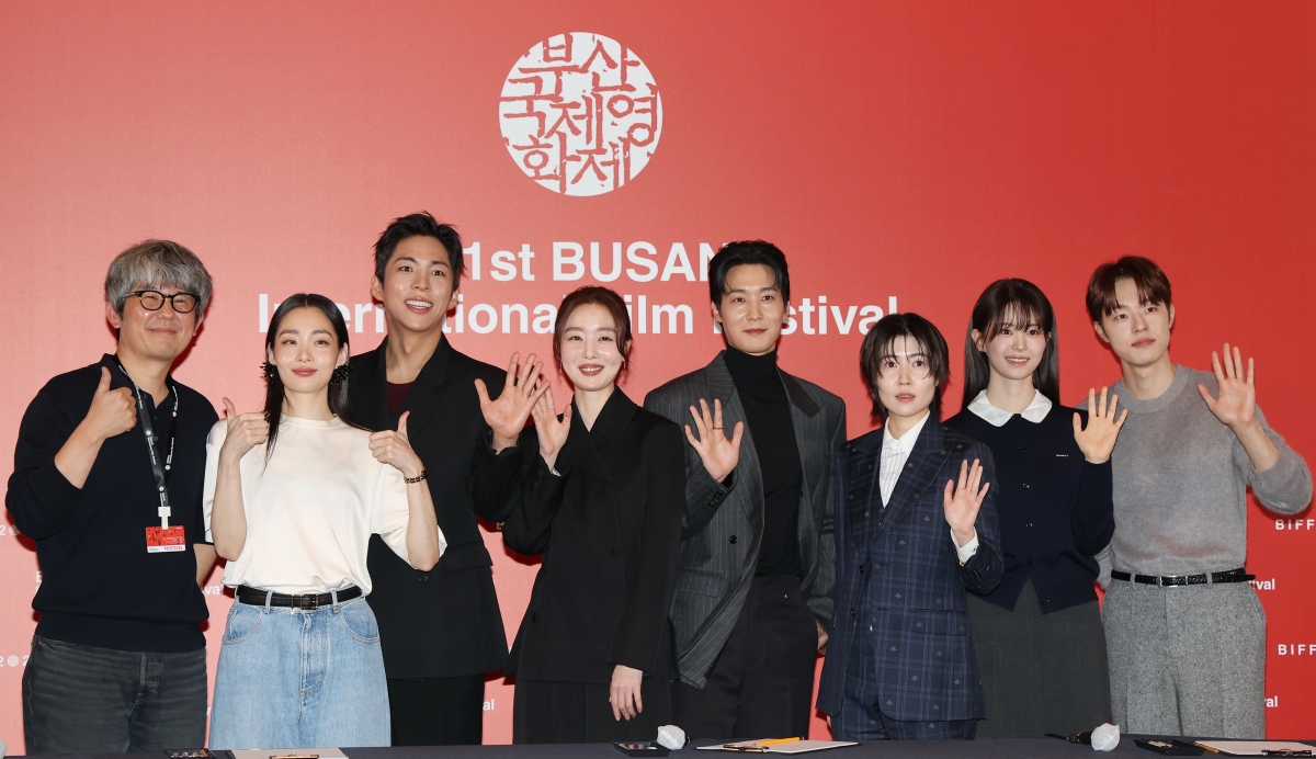 제31회 부산국제영화제 개막작 ‘낮과 밤은 서로에게’를 연출한 김종관(왼쪽) 감독과 출연 배우들이 6일 부산 해운대구 영화의전당 중극장에서 열린 개막작 기자회견에서 손을 들어 인사하고 있다. 부산 연합뉴스