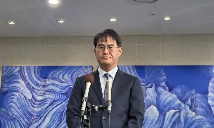 김형근 수원중대범죄수사청장이 6일 수원중수청 사무실이 입주한 경기신용보증재단 건물 1층 로비에서 기자들의 질문에 답하고 있다. 연합뉴스