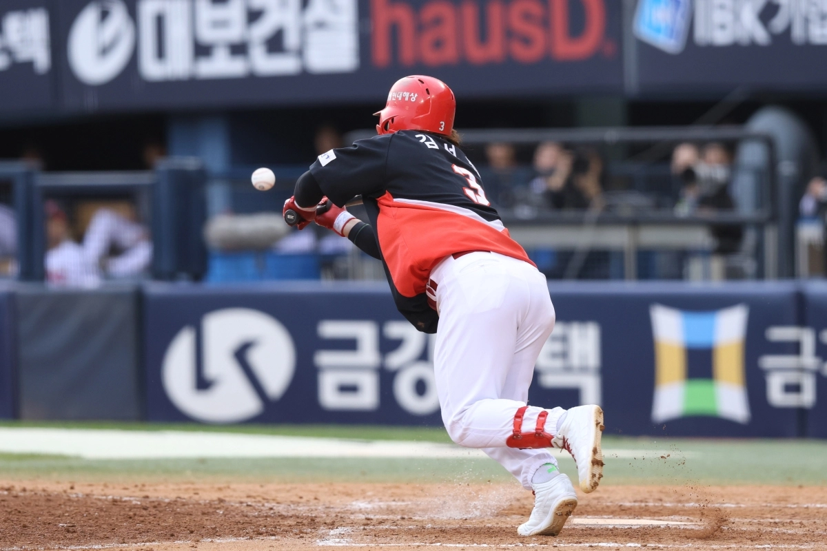 KIA 김선빈이 3일 LG전 9회초 1사 1, 3루서 몸을 던지며 스퀴즈번트를 시도하고 있다.    KIA 타이거즈 제공
