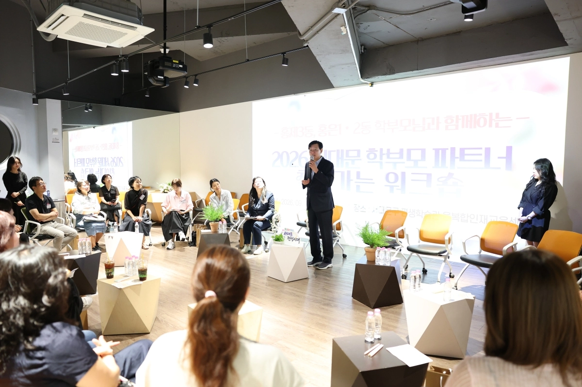 박운기 서울 서대문구청장이 지난 달 14일 서대문구 평생학습관에서 열린 ‘서대문 학부모 파트너 워크숍’에서 참여 학부모들과 대화하고 있다. 서대문구 제공