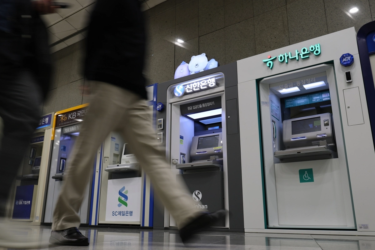 6일 서울 시내 한 건물에 설치된 시중 은행 현금 자동 입출금기(ATM) 모습. 뉴시스