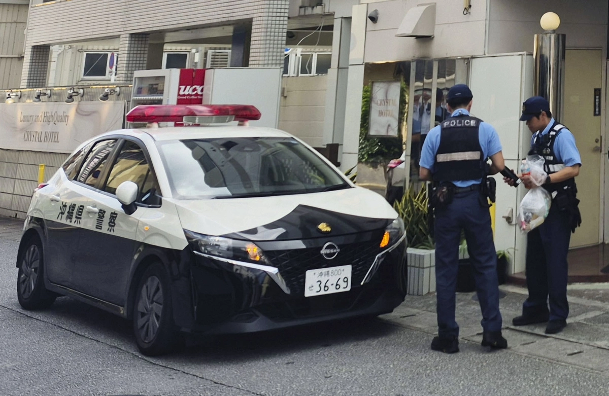 오키나와현 경찰이 나하시 호텔에서 30대 여성이 숨진 채 발견된 사건과 관련해 후텐마 기지 소속 주일미군 해병대 데빈 제이콥 발라드(20) 일병을 강도살인 혐의로 4일 체포했다. 2026.10.4 연합뉴스