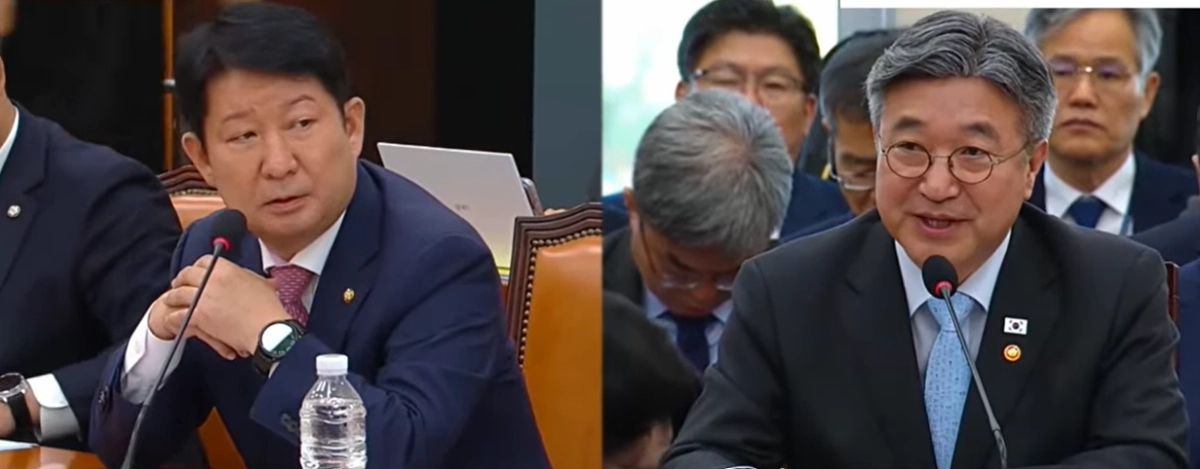 6일 국회 행정안전위원회의 행정안전부 국감에서 권영진(왼쪽) 국민의힘 의원이 “지방재정은 고사 직전”이라고 초과세수의 미래대응기금 전환에 따른 지방교부세 감소에 대해 지적하자 윤호중 행안부 장관이 답변하고 있다.  국회 유튜브 캡처