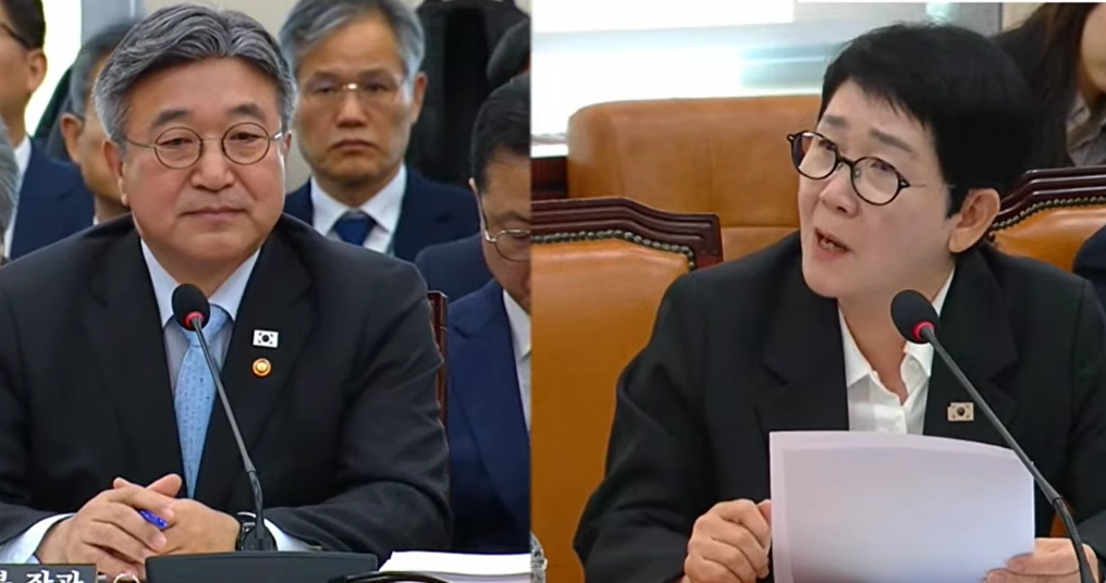 6일 국회 행정안전위원회의 행정안전부 국감에서 박정현(오른쪽) 더불어민주당 의원이 초과세수의 미래대응기금 전환에 따른 지방교부세 감소와 기금 내 지방계정을 통한 지방 지원이 지방재정의 자율성과 탄력성을 떨어뜨린다고 윤호중 행안부 장관에 말하고 있다.  국회 유튜브 캡처