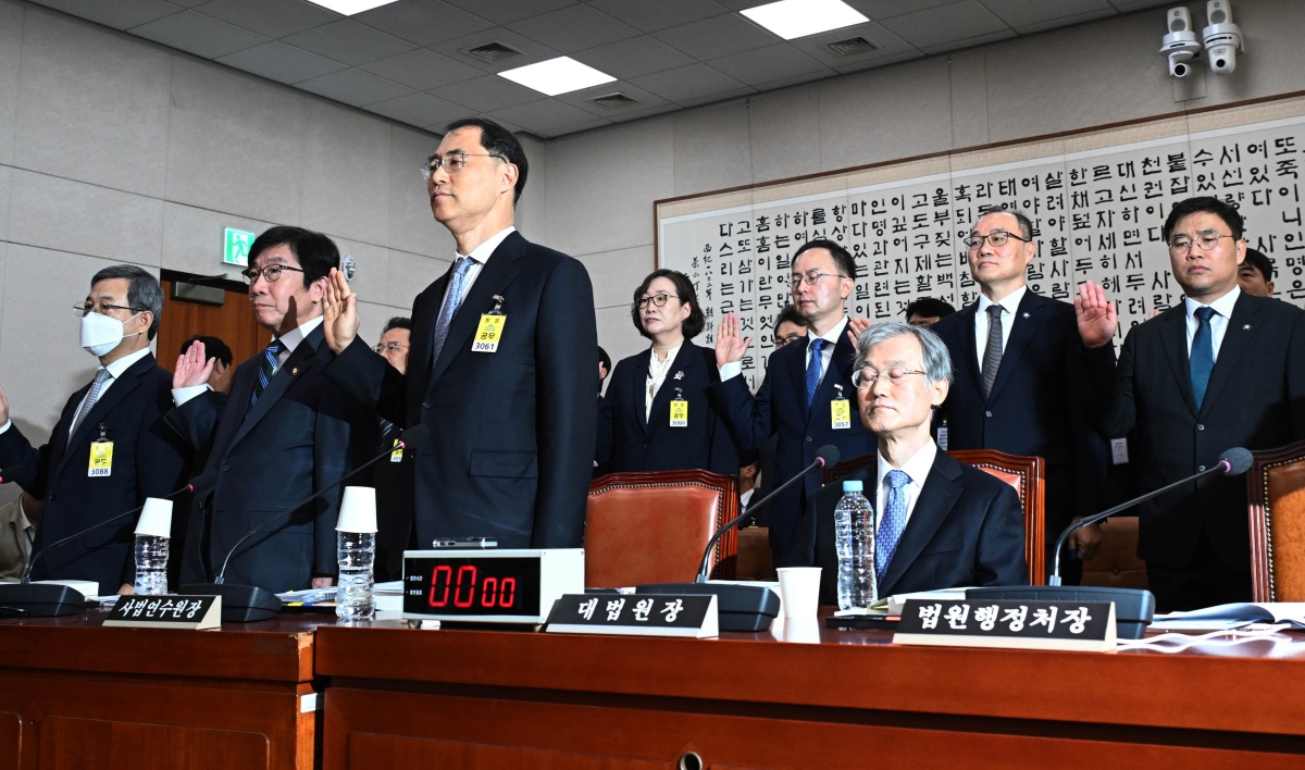 조희대(앞줄 맨 오른쪽) 대법원장이 6일 국회법제사법위원회에서 열린 대법원 등에 대한 국정감사에 출석한 뒤 증인선서를 거부한 채 홀로 자리에 앉아 눈을 감고 있다. 조 대법원장은 이날 오전 질의가 끝난 뒤 이석했다. 홍윤기 기자