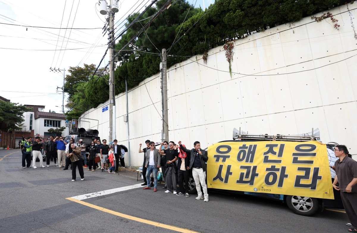 보수성향 시민단체 관계자들이 4일 서울 성북구 소재 배우 유해진씨 자택 인근에서 집회를 열고 영화 ‘암살자(들)’에 대해 규탄하고 있다. 2026.10.4 뉴시스
