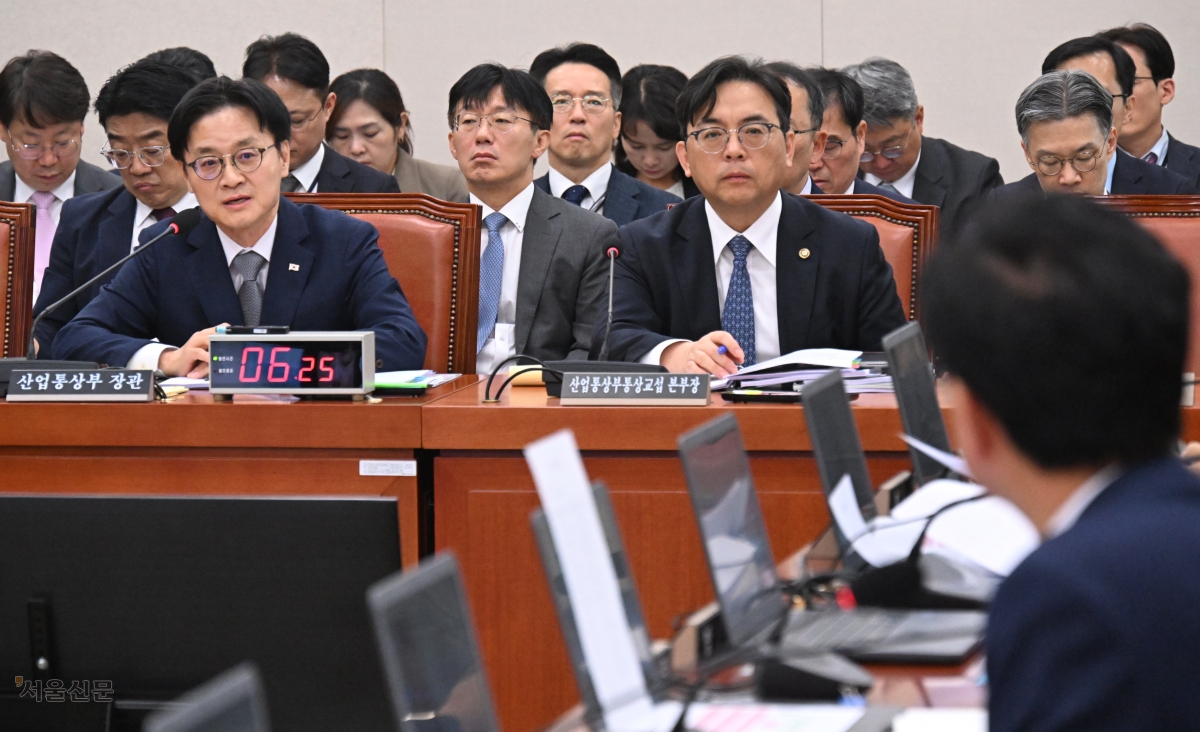 김정관 산업통상부 장관이 6일 국회에서 열린 산업통상자원중소벤처기업위원회 국정감사에서 의원 질의에 답하고 있다. 오른쪽은 박정성 산업부 통상교섭본부장. 안주영 전문기자