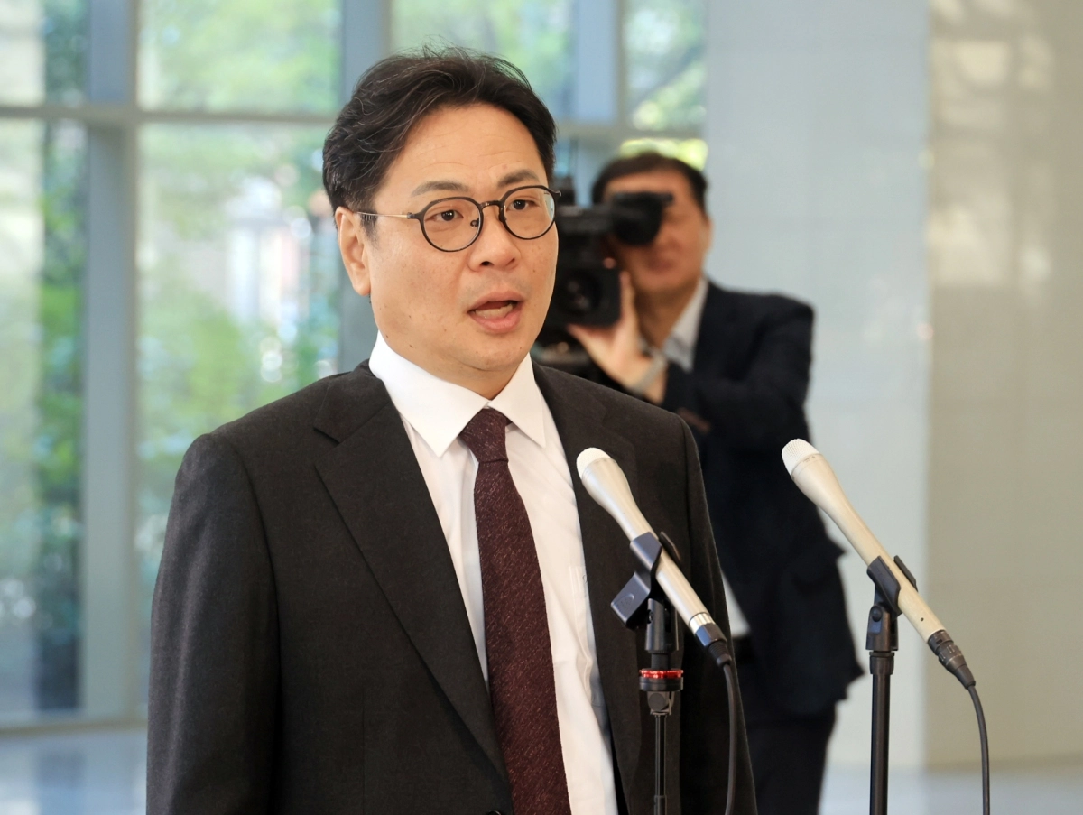 김기욱 초대 부산지방중대범죄수사청장이 6일 오전 부산 강서구 명지동 부산중수청 청사에서 첫 출근길 문답에 응하고 있다. 연합뉴스