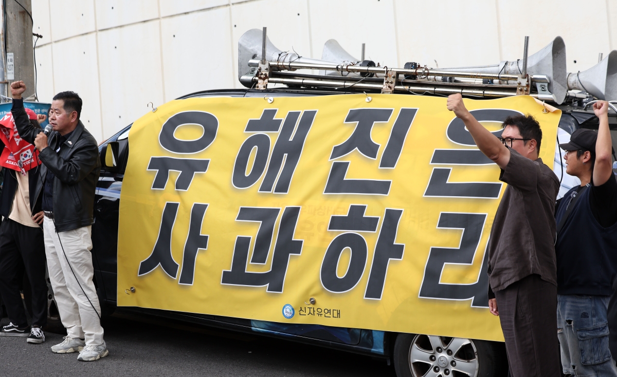 보수성향 시민단체 관계자들이 지난 4일 배우 유해진씨의 자택으로 알려진 서울 성북구의 한 단독주택 인근에서 집회를 열고 영화 ‘암살자(들)’에 대해 규탄하고 있다. 2026.10.4. 뉴시스