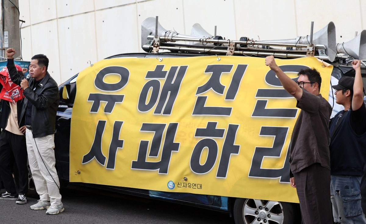 보수성향 시민단체 관계자들이 지난 4일 배우 유해진씨의 자택으로 알려진 서울 성북구의 한 단독주택 인근에서 집회를 열고 영화 ‘암살자(들)’에 대해 규탄하고 있다. 2026.10.4. 뉴시스