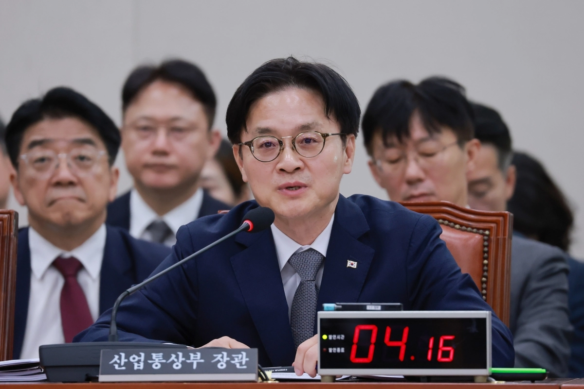 국정감사에서 답변하는 김정관 산업장관