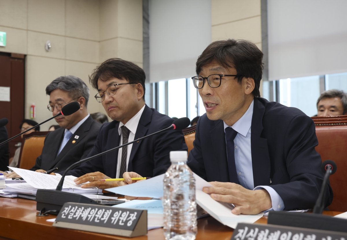 송상교(오른쪽) 진실·화해를위한과거사정리위원회 위원장이 6일 국회에서 열린 행정안전위원회 국정감사에서 질의에 답하고 있다. 2026.10.6. 뉴시스