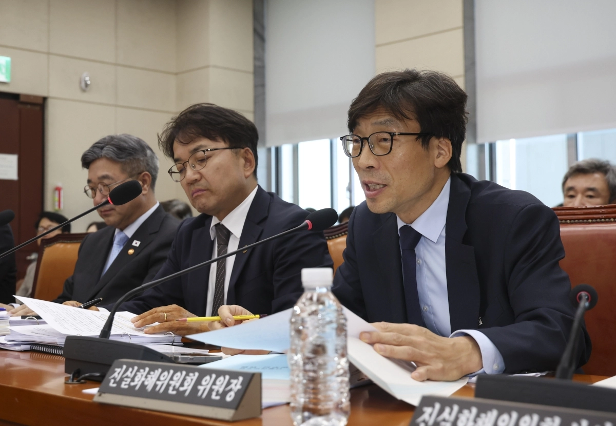 송상교(오른쪽) 진실·화해를위한과거사정리위원회 위원장이 6일 국회에서 열린 행정안전위원회 국정감사에서 질의에 답하고 있다. 2026.10.6. 뉴시스