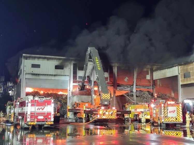 6일 0시쯤 충남 서산시 대산읍 한 폐기물 재활용 공장에서 불이 나 소방당국이 진화 작업을 하고 있다. 서산소방서 제공