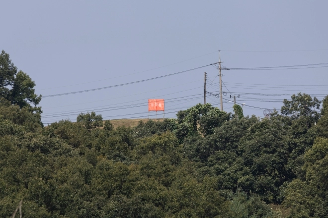 지난달 30일 경기도 파주시 접경지역에서 바라본 서부전선 비무장지대(DMZ)에서 붉은색 남방한계선 월경방지표지판 일대가 적막하다. 이날 군과 유엔군사령부는 DMZ에서 발생한 지뢰 폭발 사고에 대해 북측의 정전협정 위반임을 공식 발표했다. 연합뉴스