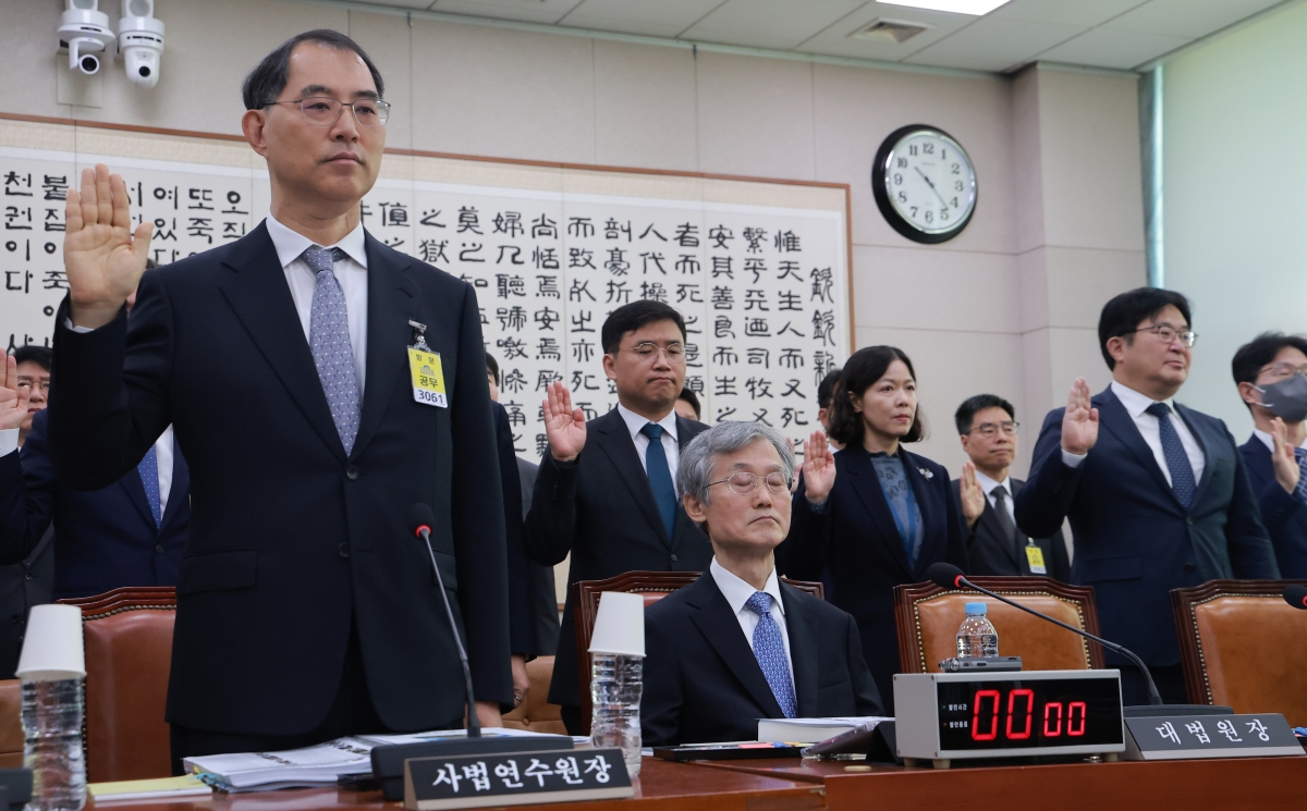 조희대(앞줄 왼쪽 두번째) 대법원장이 6일 국회 법제사법위원회에서 열린 대법원 등에 대한 국정감사에 출석한 가운데 피감기관장이 선서하고 있다. 법사위는 더불어민주당 주도로 조 대법원장을 일반증인으로 채택했으나, 조 대법원장은 선서나 증언 요구에 삼권분립과 사법독립 원칙에 따라 응할 수 없다고 거부했다. 연합뉴스