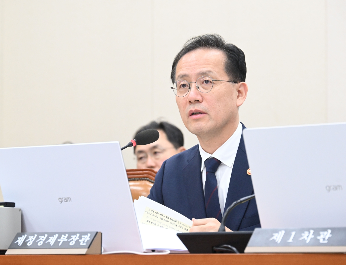 이형일 부총리 겸 재정경제부 장관이 6일 국회에 열린 재정경제기획위원회 국정감사에서 의원 질의에 답변하고 있다. 재정경제부 제공