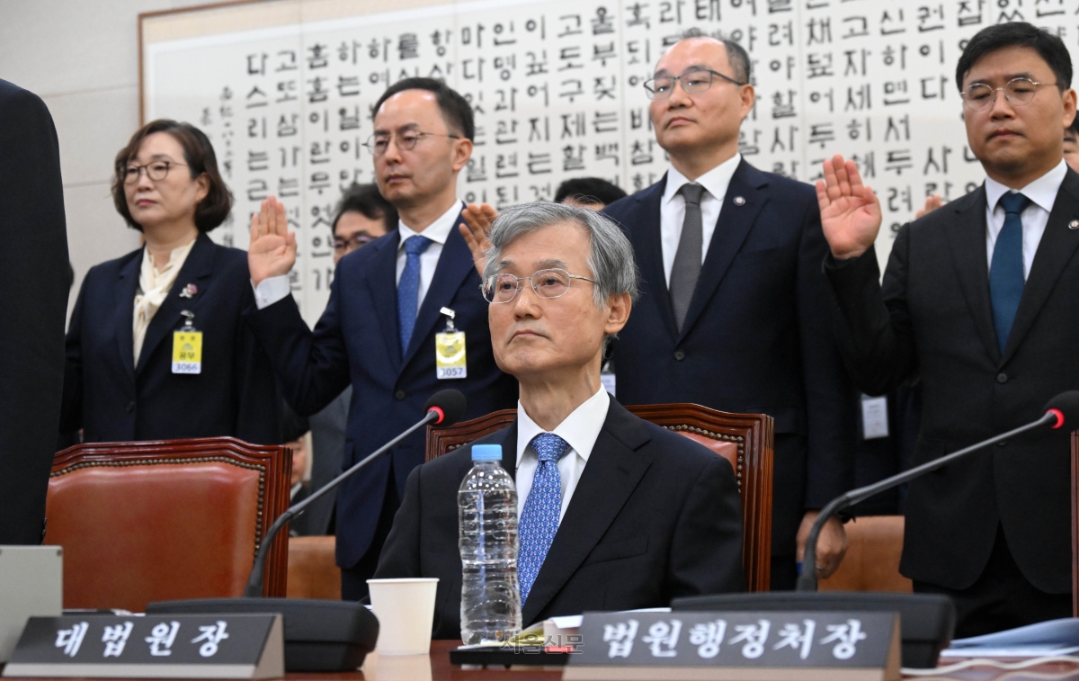 조희대 대법원장이 6일 국회 법제사법위원회에서 열린 대법원 등에 대한 국정감사에서 선서를 거부하고 있다. 2026.10.6. 홍윤기 기자