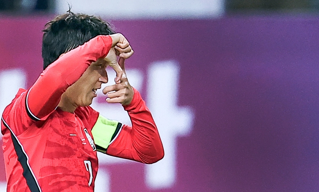 한국 축구대표팀 주장 손흥민이 6일 경기 용인미르스타디움에서 열린 우즈베키스탄과의 평가전에서 전반 6분 프리킥 골을 넣은 뒤 ‘찰칵 세리머니’를 하고 있다. 손흥민은 이 골로 한국 선수 A매치 최다 득점을 차범근 전 대표팀 감독의 58골에서 59골로 늘렸다. 연합뉴스