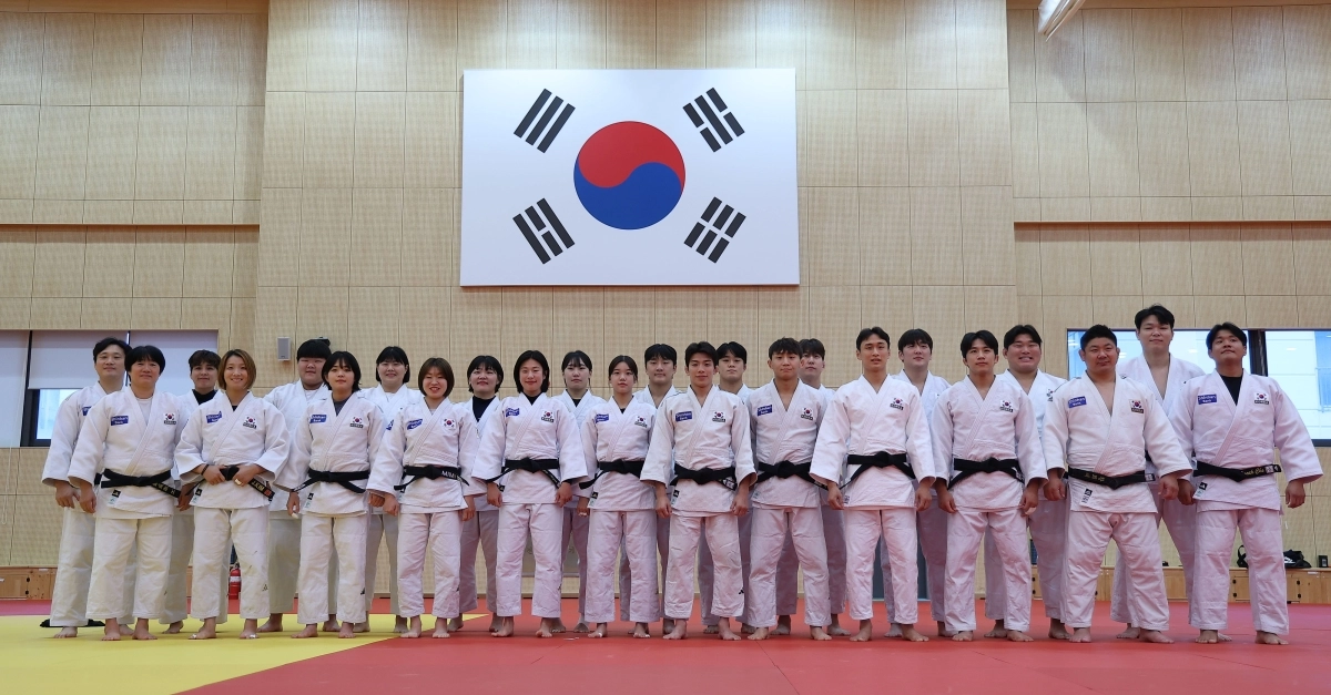 유도 국가대표 선수들이 9일 충북 진천군 진천국가대표선수촌에서 열린 2026 아이치·나고야 아시안게임 유도 국가대표팀 미디어데이 공개 훈련에서 도복을 입고 기념 촬영하고 있다. 2026.9.9 연합뉴스
