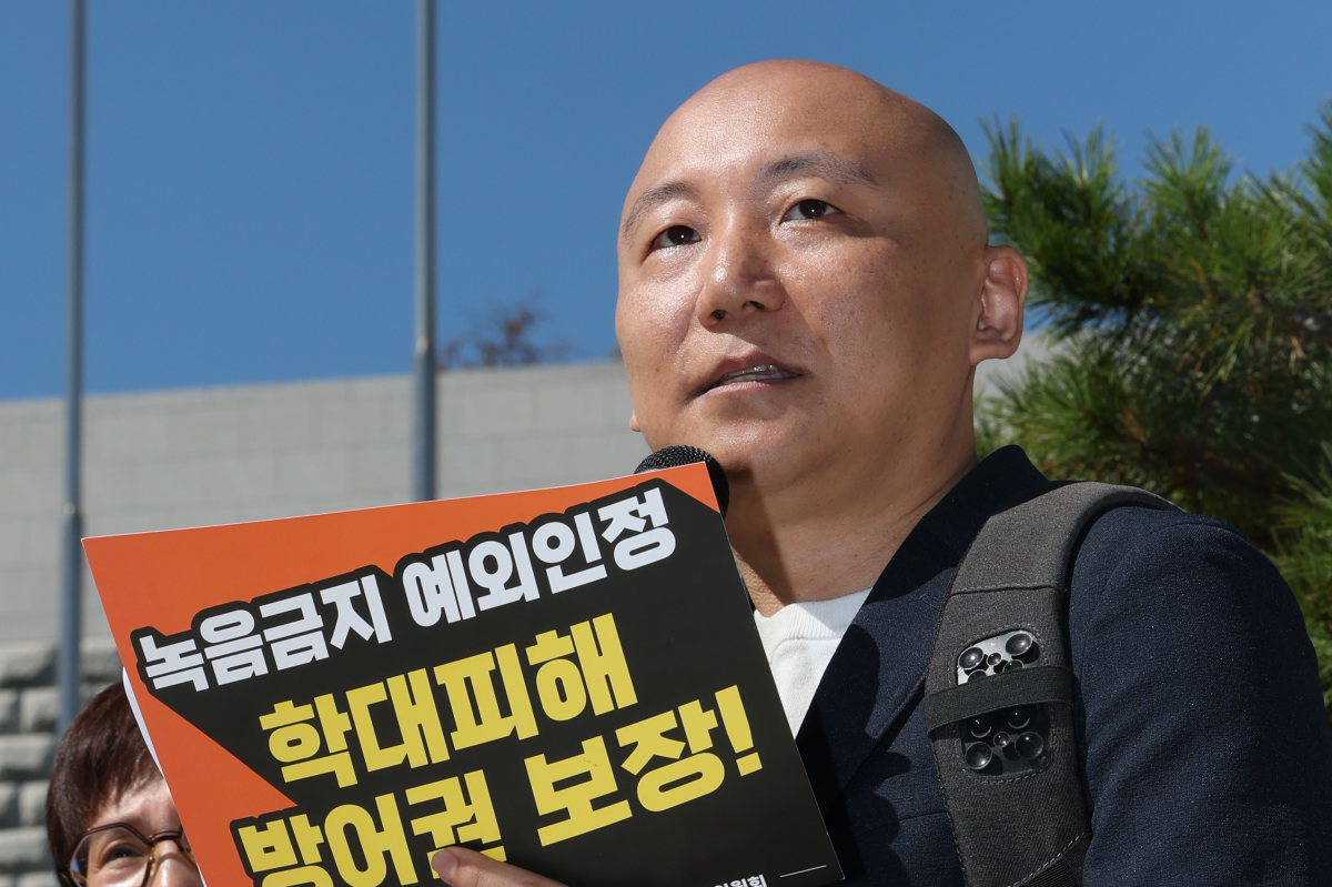 6일 서울 서초동 대법원 앞에서 열린 ‘제3자 녹음금지 예외적용을 통한 학대피해 장애인 권리보장 대책위원회’ 주최 제3자 녹음금지 예외 촉구 2차 기자회견에서 웹툰 작가 주호민 씨가 발언하고 있다. 2026.10.6 연합뉴스