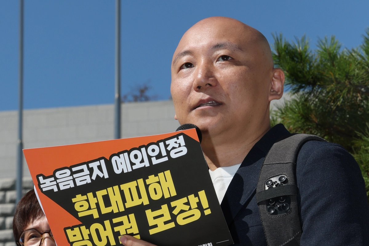 6일 서울 서초동 대법원 앞에서 열린 ‘제3자 녹음금지 예외적용을 통한 학대피해 장애인 권리보장 대책위원회’ 주최 제3자 녹음금지 예외 촉구 2차 기자회견에서 웹툰 작가 주호민 씨가 발언하고 있다. 2026.10.6 연합뉴스