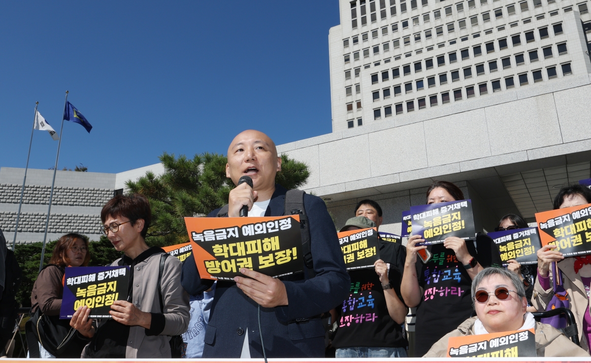 6일 서울 서초동 대법원 앞에서 열린 ‘제3자 녹음금지 예외적용을 통한 학대피해 장애인 권리보장 대책위원회’ 주최 제3자 녹음금지 예외 촉구 2차 기자회견에서 웹툰 작가 주호민 씨가 발언하고 있다. 2026.10.6 연합뉴스