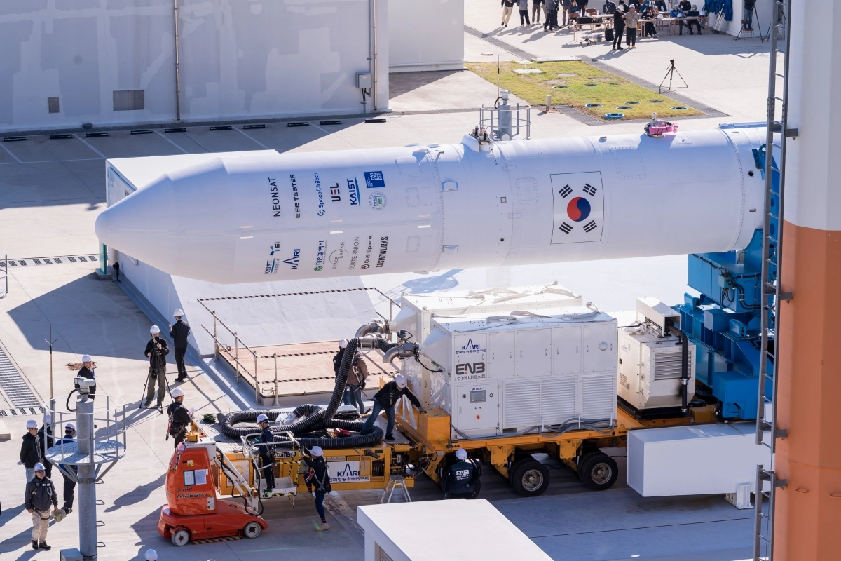 지난 6일 전남광주 고흥 나로우주센터에서 누리호 5차 발사를 위한 발사대 이송 및 기립 작업이 진행되고 있다. 2026.10.6 [한국항공우주연구원 제공. 재판매 및 DB 금지]