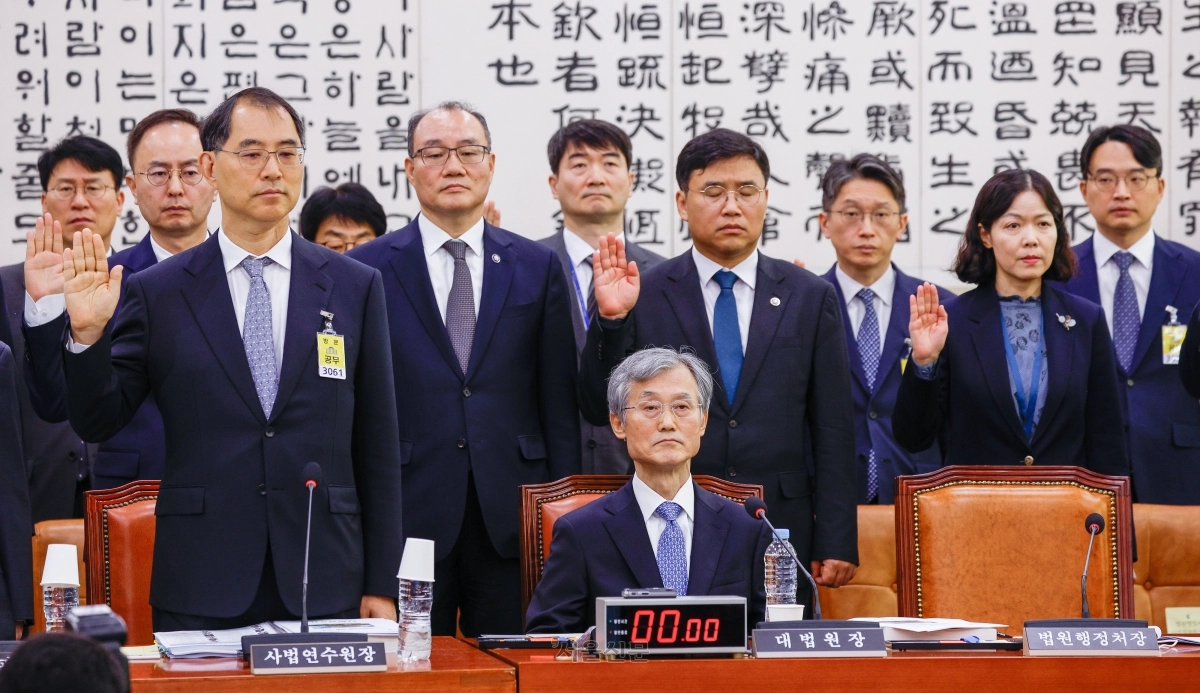 6일 서울 여의도 국회 법제사법위원회에서 대법원, 법원행정처 등에 대한 국정감사가 열린 가운데 조희대 대법원장이 증인 선서를 거부하고 있다. 홍윤기 기자