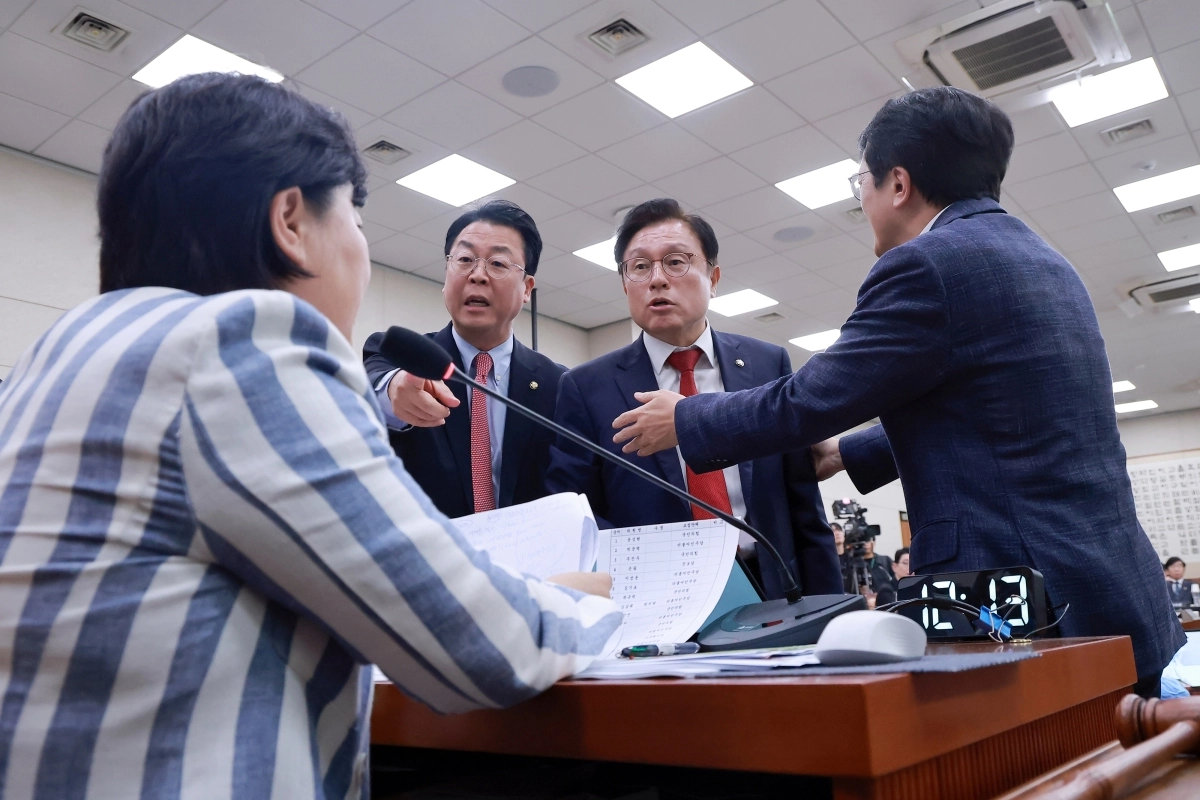 6일 국회 법제사법위원회에서 열린 대법원 등에 대한 국정감사에서 야당 간사인 국민의힘 박형수 의원과 같은 당 곽규택 의원이 위원장인 더불어민주당 서영교 의원에게 질문 순서와 관련해 항의하고 있다. 오른쪽은 여당 간사인 민주당 김의겸 의원. 연합뉴스