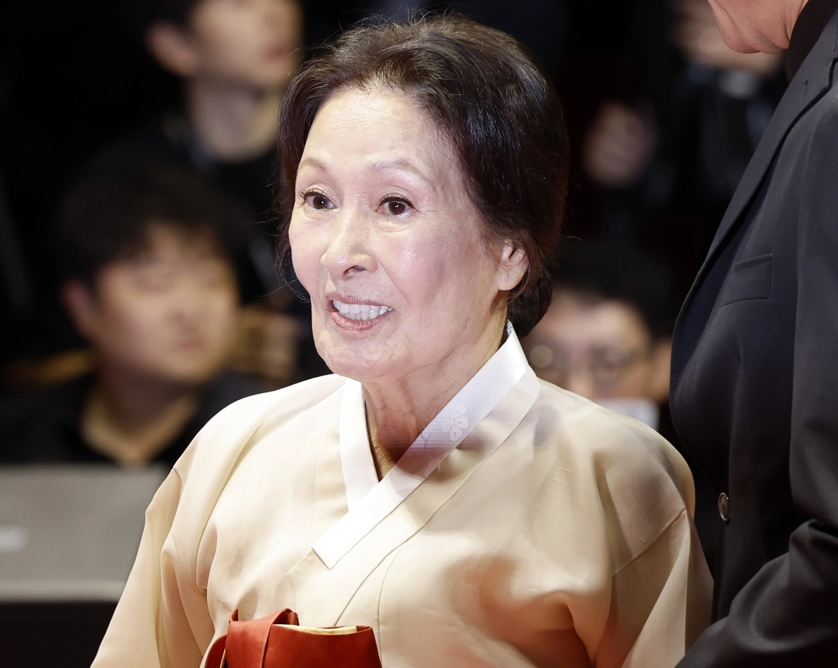 배우 김혜자가 6일 오후 부산 해운대구 영화의전당에서 열린 제31회 부산국제영화제 레드카펫을 밟고 있다. 2026.10.6 뉴시스