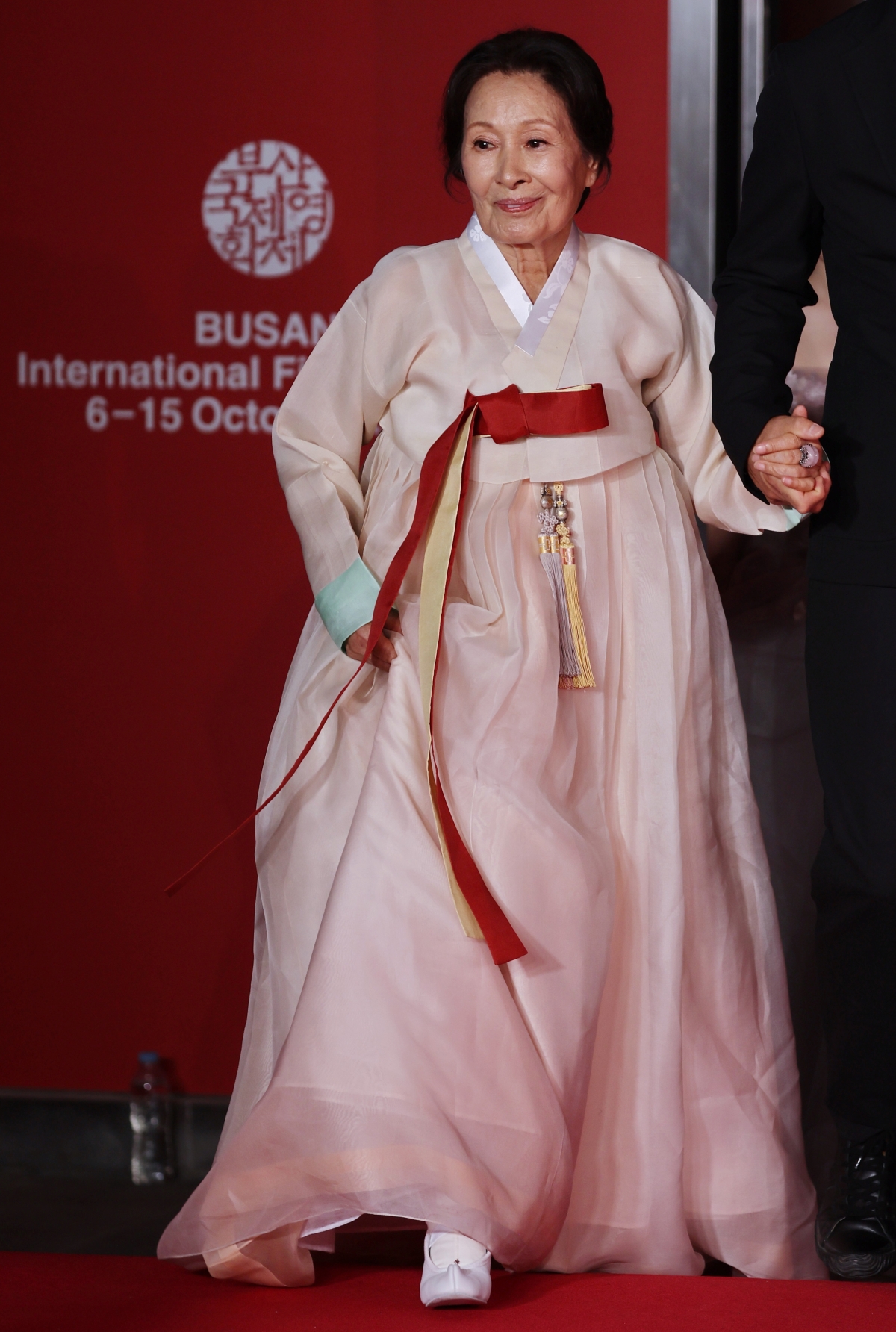 배우 김혜자가 6일 부산 해운대구 영화의전당에서 열린 제31회 부산국제영화제 개막식에 참석하기 위해 레드카펫을 걷고 있다. 2026.10.6 연합뉴스