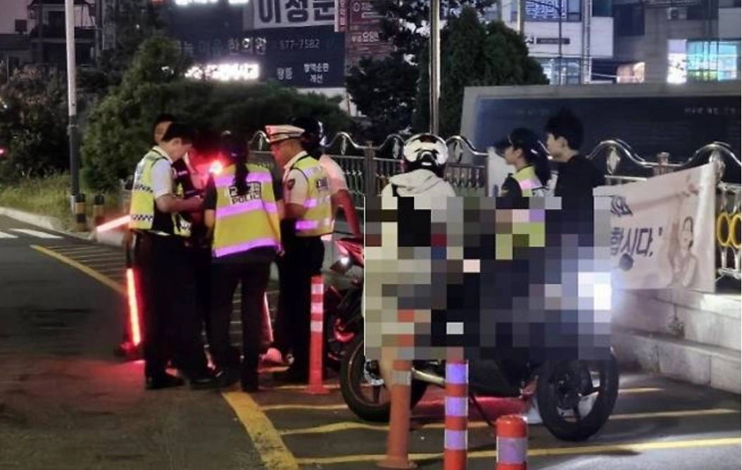 경찰과 천안시 관계자 등이 음주·무면허 운전자 및 불법개조 등 폭주족 특별 단속을 펼치고 있다. 서울신문DB