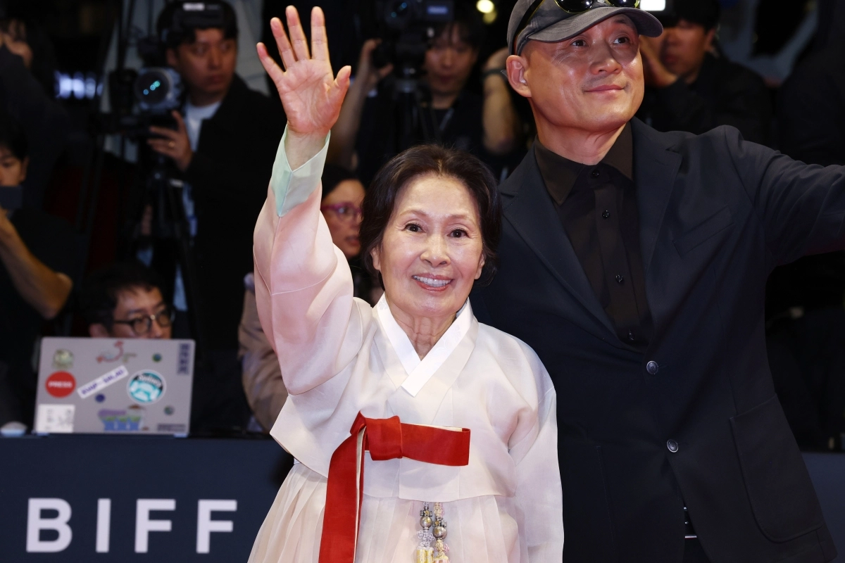 배우 김혜자가 6일 오후 부산 해운대구 영화의전당에서 열린 제31회 부산국제영화제 개막식 레드카펫 행사에서 관람객들을 향해 손을 흔들고 있다. 오른쪽은 김혜자 주연의 영화 ‘여전히 찬란하게’의 송일곤 감독. 2026.10.6 연합뉴스