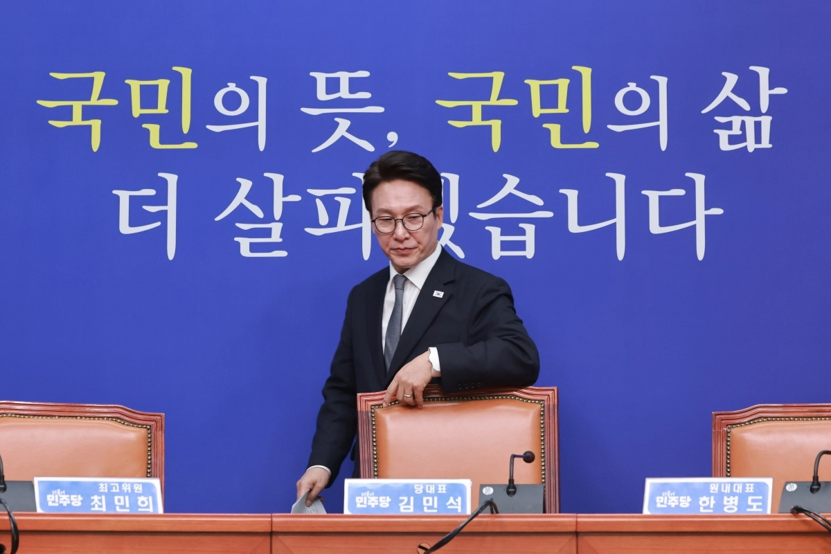 회의에 참석하는 민주당 김민석 대표