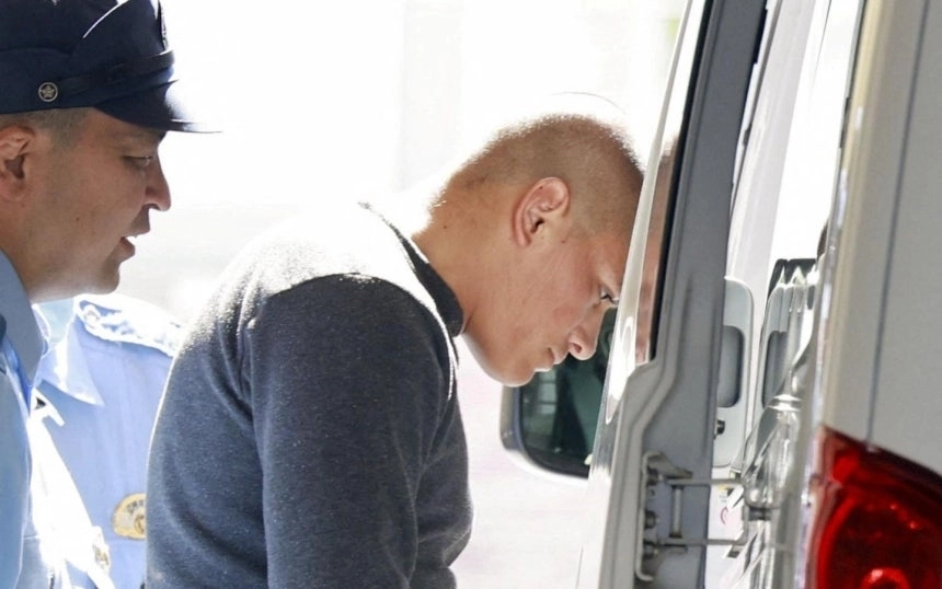 일본 오키나와현 현지 여성 살해 사건 용의자인 후텐마 기지 소속 주일미군 해병대 데빈 제이콥 발라드가 5일 나하경찰서에서 검찰로 송치되고 있다. 로이터 연합뉴스
