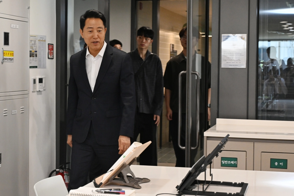 오세훈 서울시장이 지난 8월 서울 구로구 개봉 세이지움 청년안심주택을 방문해 커뮤니티 공간을 살펴보고 있다. 뉴스1
