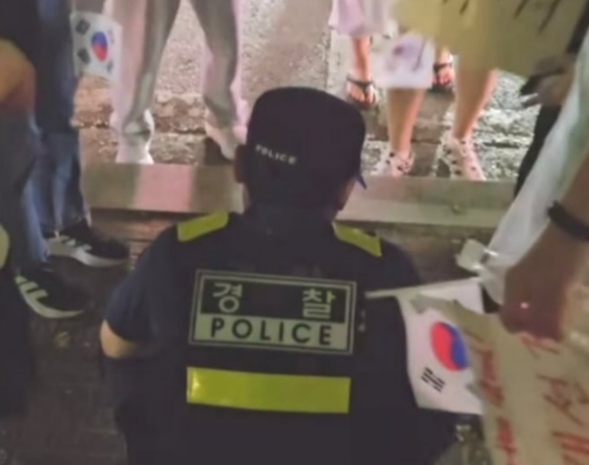 ‘잠실 개표소 봉쇄 시위’ 현장에서 시위 참가자들에게 조롱과 욕설을 들은 현직 경찰관. 스레드 캡처