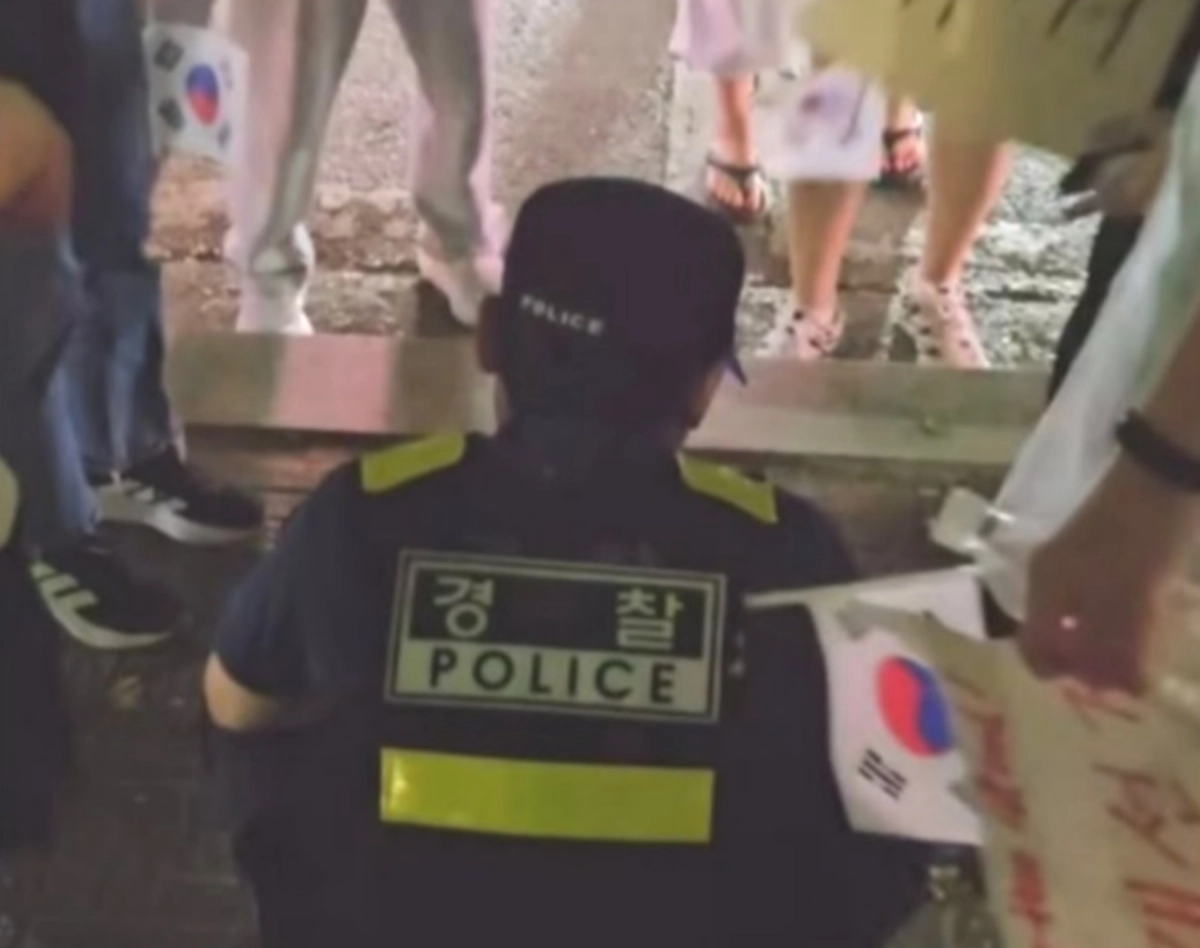 ‘잠실 개표소 봉쇄 시위’ 현장에서 시위 참가자들에게 조롱과 욕설을 들은 현직 경찰관. 스레드 캡처