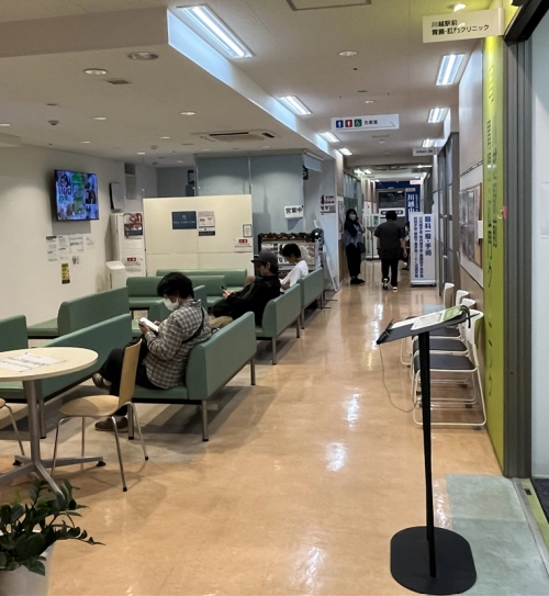 ‘메디컬센터 가와고에’건물 2층에는 공동 대기실을 비롯해 위장·항문 클리닉, 안과, 정형외과, 이비인후과 및 보청기 센터, 교정치과, 그리고 약국 등이 한곳에 몰려 있다.