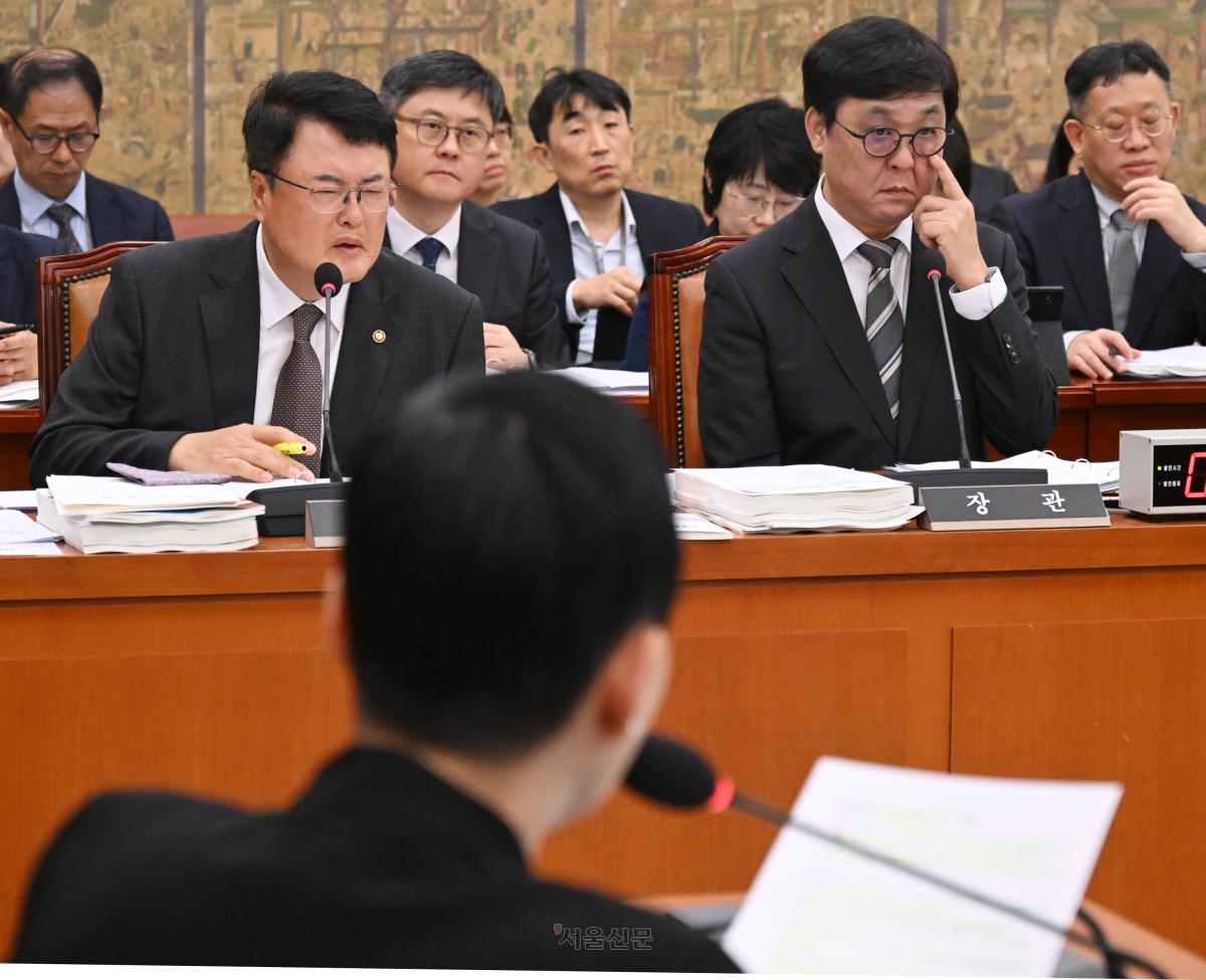 최휘영 문화체육관광부 장관이 7일 국회 문화체육관광위원회에서 열린 문화체육관광부에 대한 국정감사에서 의원질의에 답변하고 있다. 2026.10.7 안주영 전문기자