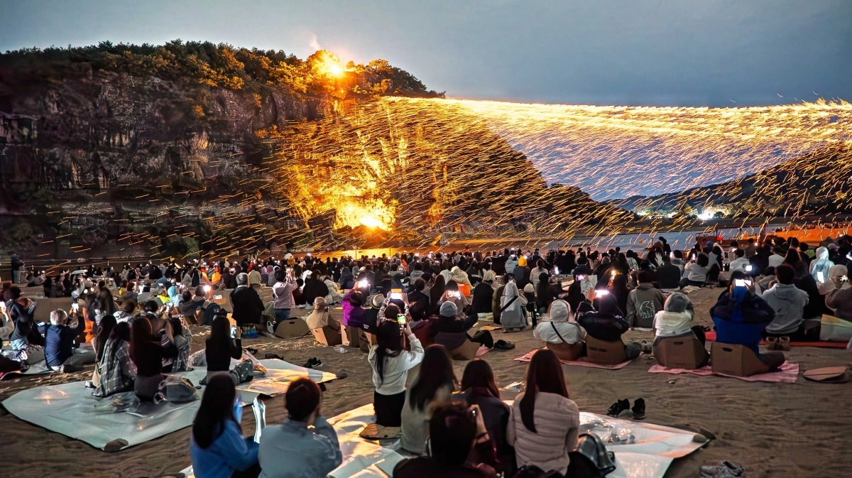 경북 안동 하회마을 낙동강변 일원에서 펼쳐지는 선유줄불놀이 현장. 경북문화관광공사 제공