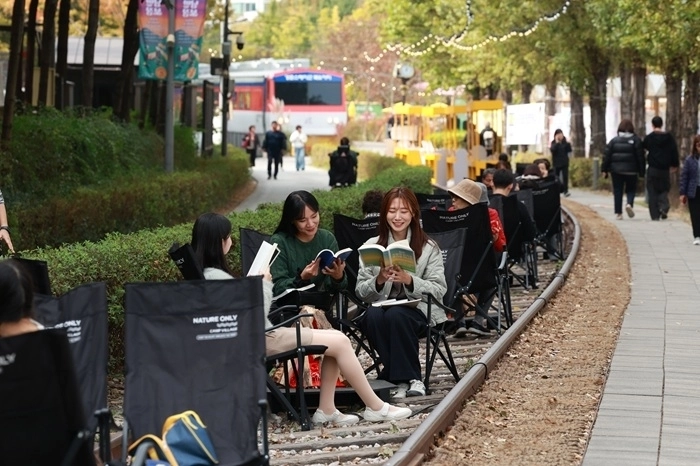 2025 노원 야외도서관 낭만보장을 찾아 독서를 즐기고 있는 시민 모습. 노원구 제공