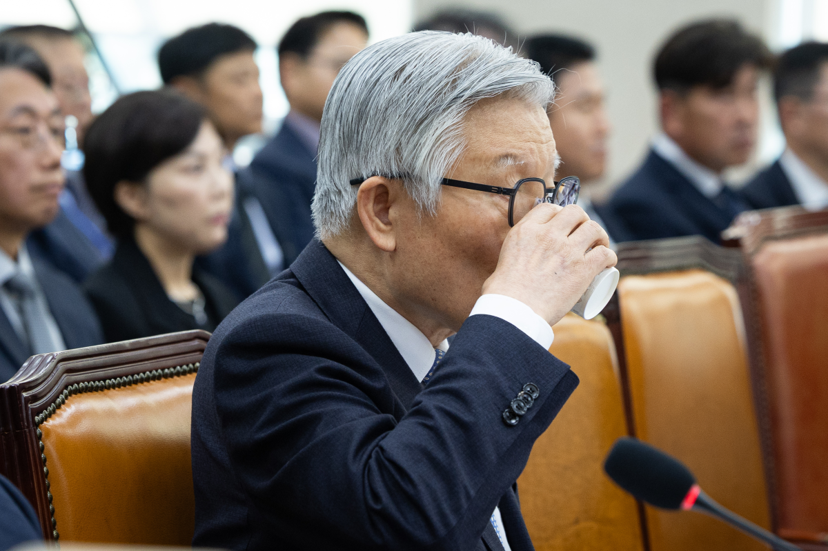 최동석 인사혁신처장이 7일 국회에서 열린 행정안전위원회의 중앙선거관리위원회 등에 대한 국정감사에 출석해 물을 마시고 있다. 뉴스1