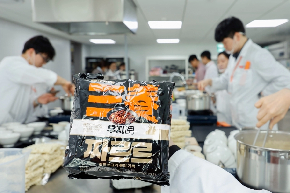 삼양식품 연구원들이 서울 명동 사옥에서 열린 짜르르 미디어 시식회에서 제품을 조리하고 있다. 삼양식품 제공