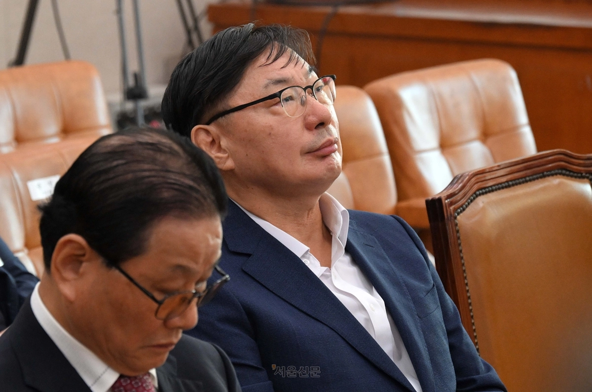 이화영 전 경기도 평화부지사가 2024년 10월 서울 여의도 국회 법제사법위원회에서 열린 박상용 검사 탄핵소추사건 조사 청문회에 참석해 생각에 잠겨 있다. 오장환 기자