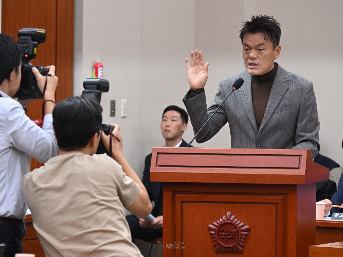 7일 국회 문화체육관광위원회에서 열린 문화체육관광부에 대한 국정감사에서 증인으로 출석한 박진영 대중문화교류위원회 공동위원장이 선서하고 있다. 2026.10.7 안주영 전문기자