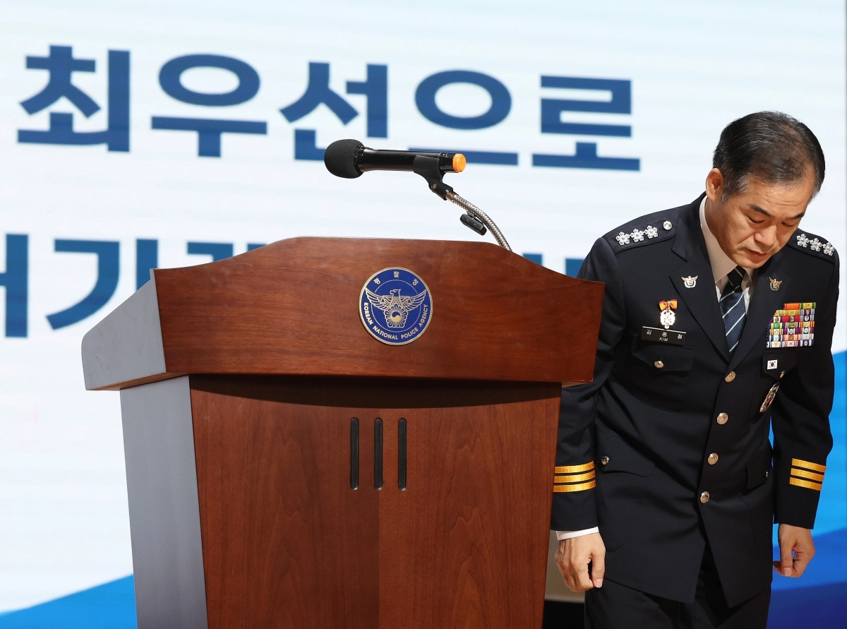 지난 1일 서울 서대문구 경찰청에서 열린 ‘전국 경찰 수사 지휘관 회의’에서 김종철 경찰청장 직무대행이 모두발언을 마친 뒤 인사하고 있다. 연합뉴스
