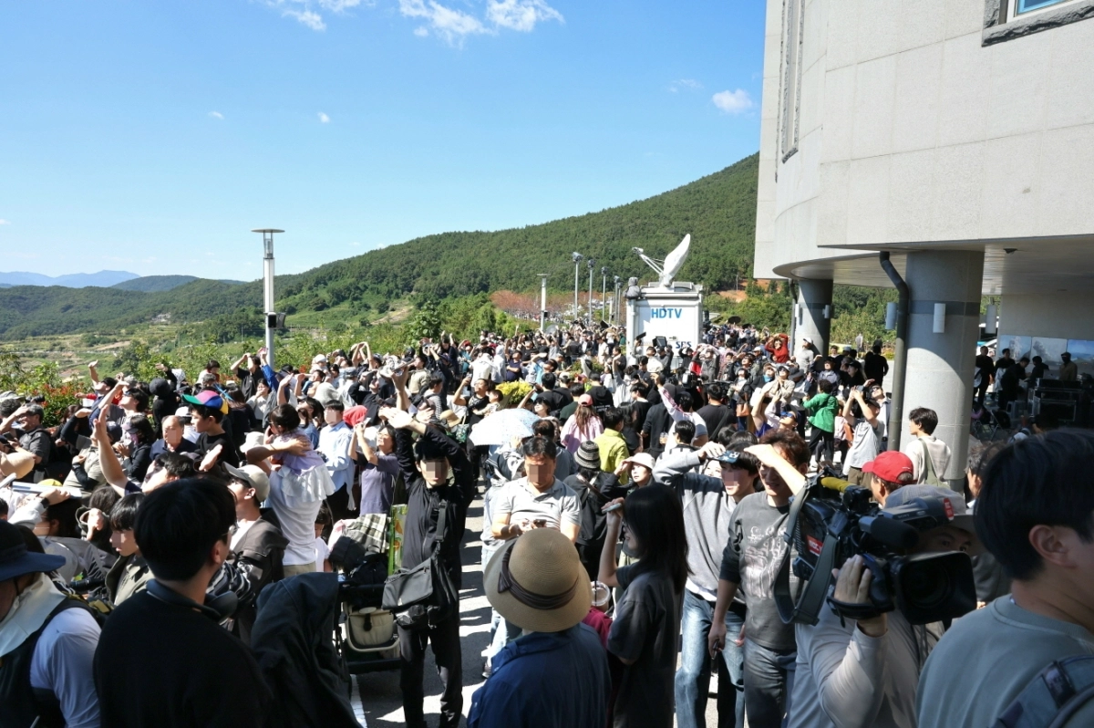 관광객들이 고흥우주발사전망대에서 누리호 5차 발사를 지켜보고 있다. 고흥군 제공.